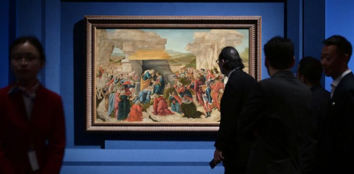 Visitantes observan una obra de arte durante una exhibición, en Beijing, capital de China. La exhibición de arte "Homenaje a los Virtuosos: De Leonardo da Vinci a Caravaggio - Obras Maestras del Renacimiento Italiano" abrió al público aquí el lunes. La mayoría de las obras se exponen por primera vez en China.
