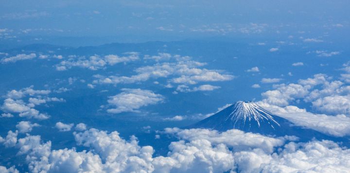 Vista aérea del monte Fuji, el pico más alto de Japón con 3776 metros (12 388 pies), desde la ventanilla de un vuelo de Tokio a Hong Kong, sobre la prefectura de Shizuoka.