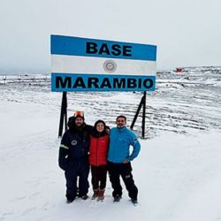 Grupo de trabajo en el cartel de base Marambio en la Campaña Antártica 2022–2023. De izq. a der. Lucas Rubinstein, Noelia Santos y Matías Pereira.