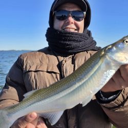 Los piques se dieron mejor entre los 40 y 70 cm, con mojarra viva como carnada preferida de los pejerreyes. Entre una cuota de piezas medianas, sobresalieron algunas capturas mayores a los 700 g, confirmando el buen presente del ámbito y augurando un promisorio futuro.