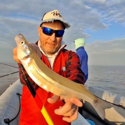 La respuesta del pescado fue excelente durante toda la jornada. Los ejemplares capturados oscilaron entre los 35 y 42 cm, mostrando además una notable vitalidad y combatividad. 