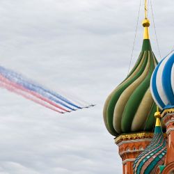 Aviones vuelan en formación durante un desfile con motivo del 81º aniversario de la victoria de la Unión Soviética en la Gran Guerra Patriótica, en Moscú, Rusia. | Foto:Xinhua/Hao Jianwei