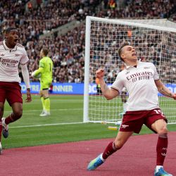 El centrocampista belga del Arsenal, Leandro Trossard (derecha), celebra el primer gol del equipo durante el partido de la Premier League inglesa entre el West Ham United y el Arsenal en el London Stadium, en el este de Londres. | Foto:Adrian Dennis / AFP