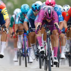 El ciclista francés Paul Magnier (C), del equipo Soudal Quick-Step, con el maillot malva de clasificación por puntos, esprinta para ganar junto al ciclista italiano Jonathan Milan, del equipo Lidl-Trek, en la tercera etapa del Giro de Italia 2026, entre Plovdiv y Sofía (Bulgaria). | Foto:Luca Bettini / AFP