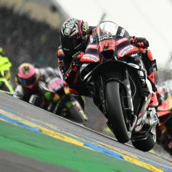 El piloto italiano de Aprilia Racing, Marco Bezzecchi, toma una curva mientras lidera el Gran Premio de Francia de MotoGP en Le Mans, al noroeste de Francia. | Foto:LOIC VENANCE / AFP