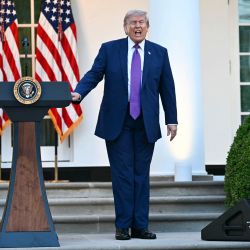 El presidente de Estados Unidos, Donald Trump, pronuncia un discurso durante una cena del "Club del Jardín de las Rosas" en honor a la Semana de la Policía en la Casa Blanca en Washington, D.C.. | Foto:Kent Nishimura / AFP