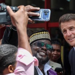 El presidente francés Emmanuel Macron posa para una fotografía con un simpatizante durante la cumbre Africa Forward en Nairobi. | Foto:Ludovic Marin / AFP
