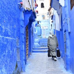 Imagen de una mujer caminando en un callejón, en Chefchaouen, Marruecos. Chefchaouen, conocida como la "ciudad azul" por sus paredes y callejones de colores, es un destino turístico en el norte de Marruecos. | Foto:Xinhua/Aissa