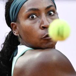 La estadounidense Coco Gauff regresa la pelota a la rusa Mirra Andreeva durante el torneo de tenis ATP del Abierto de Roma en el Foro Itálico de Roma. | Foto:Tiziana Fabi / AFP