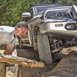 Hi-lift: de qué manera utilizarlo según la situación off road en el terreno.