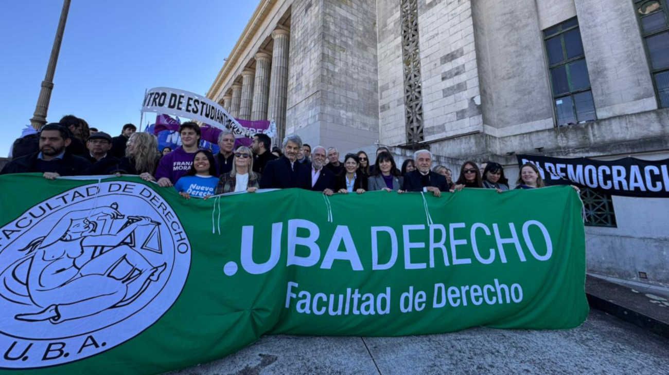 El decano Leandro Vergara, junto al excamarista que juzgó a los comandantes de la dictadura, Ricardo Gil Lavedra, y la presidenta electa del Colegio Público de la Abogacía de la Capital Federal, Alejandra García.