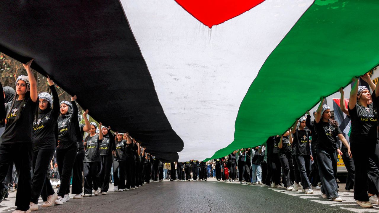 En la ciudad de Ramala, en la Cisjordania ocupada, se produjo una manifestación con una enorme bandera palestina para conmemorar el 78.º aniversario de la Nakba, el desplazamiento forzoso de los palestinos en 1948 durante la creación de Israel. Los palestinos conmemoran anualmente la Nakba, o "catástrofe", de la creación de Israel, que provocó el éxodo de cientos de miles de palestinos. | Foto:ZAIN JAAFAR / AFP