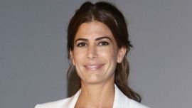 El look de Juliana Awada para acompañar a su hermano al teatro: jean wide leg roto, chaqueta de gamuza y stilettos