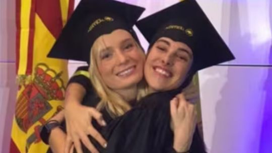 Los videos cantando que sube "Fini" Lanusse, la protagonista del caso Propofest