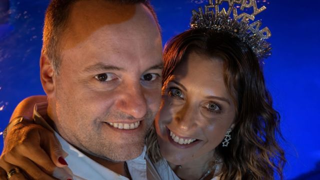 Bettina Angeletti y Manuel Adorni en año nuevo de 2025