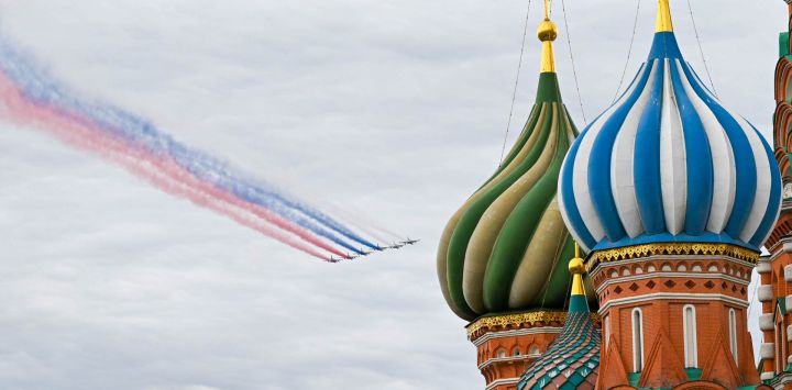 Aviones vuelan en formación durante un desfile con motivo del 81º aniversario de la victoria de la Unión Soviética en la Gran Guerra Patriótica, en Moscú, Rusia.