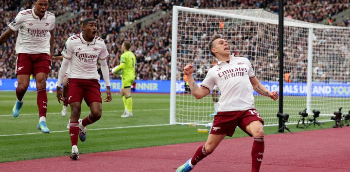 El centrocampista belga del Arsenal, Leandro Trossard (derecha), celebra el primer gol del equipo durante el partido de la Premier League inglesa entre el West Ham United y el Arsenal en el London Stadium, en el este de Londres.