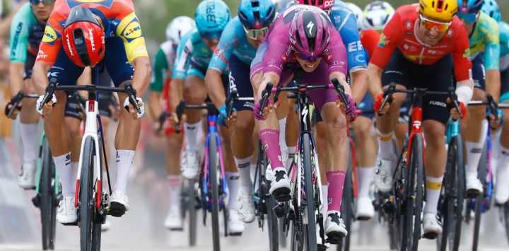 El ciclista francés Paul Magnier (C), del equipo Soudal Quick-Step, con el maillot malva de clasificación por puntos, esprinta para ganar junto al ciclista italiano Jonathan Milan, del equipo Lidl-Trek, en la tercera etapa del Giro de Italia 2026, entre Plovdiv y Sofía (Bulgaria).