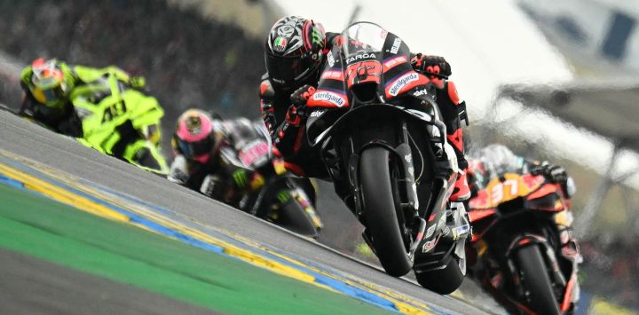 El piloto italiano de Aprilia Racing, Marco Bezzecchi, toma una curva mientras lidera el Gran Premio de Francia de MotoGP en Le Mans, al noroeste de Francia.