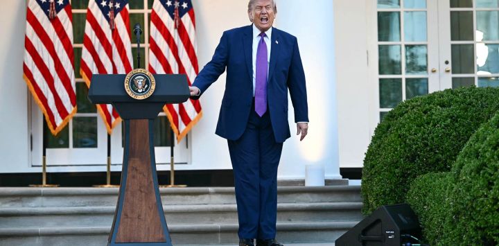El presidente de Estados Unidos, Donald Trump, pronuncia un discurso durante una cena del "Club del Jardín de las Rosas" en honor a la Semana de la Policía en la Casa Blanca en Washington, D.C..