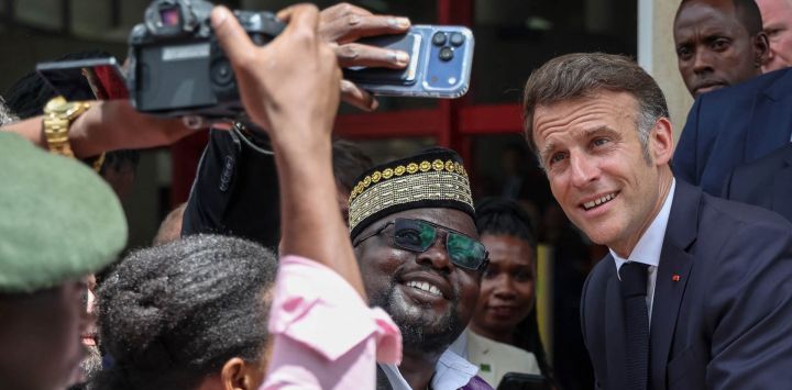 El presidente francés Emmanuel Macron posa para una fotografía con un simpatizante durante la cumbre Africa Forward en Nairobi.