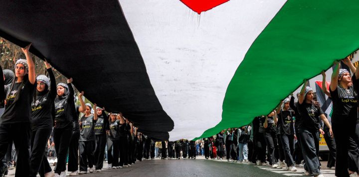En la ciudad de Ramala, en la Cisjordania ocupada, se produjo una manifestación con una enorme bandera palestina para conmemorar el 78.º aniversario de la Nakba, el desplazamiento forzoso de los palestinos en 1948 durante la creación de Israel. Los palestinos conmemoran anualmente la Nakba, o "catástrofe", de la creación de Israel, que provocó el éxodo de cientos de miles de palestinos.
