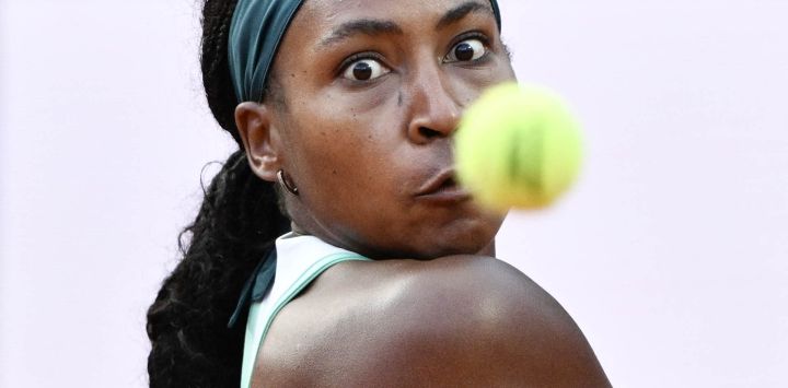 La estadounidense Coco Gauff regresa la pelota a la rusa Mirra Andreeva durante el torneo de tenis ATP del Abierto de Roma en el Foro Itálico de Roma.