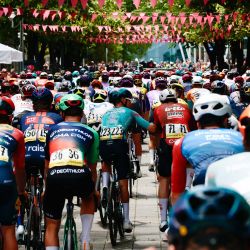 El pelotón compite durante la segunda etapa del Giro de Italia 2026, la primera vuelta ciclista del Tour de Italia, entre Burgas y Veliko Tarnovo (Bulgaria). | Foto:Luca Bettini / AFP