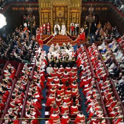 El rey Carlos III de Gran Bretaña, ataviado con la Corona Imperial y la Túnica de Estado, se sienta junto a la reina Camila en el Trono del Soberano en la Cámara de los Lores, durante la Apertura del Parlamento, en el Parlamento británico, en Londres. | Foto:Kirsty Wigglesworth / POOL / AFP