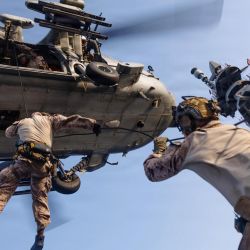 Esta foto de la Infantería de Marina de los EE. UU., muestra a infantes de marina estadounidenses de la Fuerza de Asalto Marítimo descendiendo en rápel desde un MH-60S Sea Hawk, asignado al Escuadrón de Combate Marítimo de Helicópteros 25, durante un entrenamiento de mantenimiento de helicópteros y cuerdas a bordo del buque de asalto anfibio desplegado en alta mar USS Tripoli. | Foto:Cuerpo de Marines de EE. UU. / AFP
