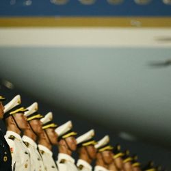 Guardias de honor militares chinos esperan la llegada del presidente estadounidense Donald Trump (no aparece en la imagen) al aeropuerto internacional de Pekín. | Foto:BRENDAN SMIALOWSKI / AFP