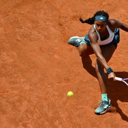 La estadounidense Coco Gauff devuelve un golpe a su compatriota Iva Jovic durante el torneo de tenis WTA Rome Open en el Foro Itálico de Roma. | Foto:ALBERTO PIZZOLI / AFP