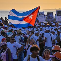 La gente marcha por el paseo marítimo de La Habana en la Plataforma Antiimperialista, frente a la Embajada de Estados Unidos en Cuba. | Foto:ADALBERTO ROQUE / AFP