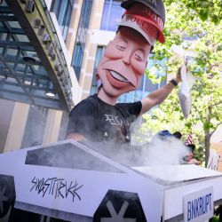 Manifestantes contra la IA corean consignas frente al tribunal federal durante el juicio de Elon Musk contra OpenAI en Oakland, California. Musk, fundador de Tesla y SpaceX, alega que Altman y el cofundador Greg Brockman malversaron sus donaciones de 38 millones de dólares cuando OpenAI abandonó su misión filantrópica y sin fines de lucro original para convertirse en el gigante con fines de lucro detrás de ChatGPT. | Foto:JOSH EDELSON / AFP
