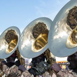 Miembros de la banda de las Fuerzas de Defensa del Pueblo de Uganda actúan durante la ceremonia de investidura del presidente de Uganda, Yoweri Museveni, tras su reelección, en el recinto ceremonial de Kololo, en Kampala. | Foto:BADRU KATUMBA / AFP