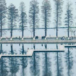 Vista aérea tomada con un dron de ciudadanos ejercitándose en una vía verde en el área escénica del Lago Este, en Wuhan, en la provincia de Hubei, en el centro de China. | Foto:Xinhua/Xiao Yijiu