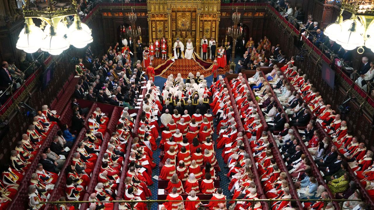 El rey Carlos III de Gran Bretaña, ataviado con la Corona Imperial y la Túnica de Estado, se sienta junto a la reina Camila en el Trono del Soberano en la Cámara de los Lores, durante la Apertura del Parlamento, en el Parlamento británico, en Londres. | Foto:Kirsty Wigglesworth / POOL / AFP
