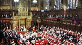 El rey Carlos III de Gran Bretaña y la reina Camilla en la apertura del Parlamento británico este 13 de mayo de 2026