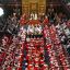 Fotogaleria El rey Carlos III de Gran Bretaña, ataviado con la Corona Imperial y la Túnica de Estado, se sienta junto a la reina Camila en el Trono del Soberano en la Cámara de los Lores, durante la Apertura del Parlamento, en el Parlamento británico