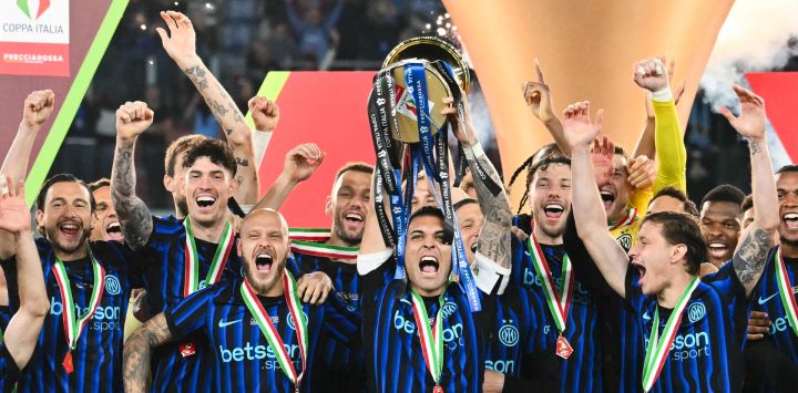 El delantero argentino del Inter de Milán, Lautaro Martínez, levanta el trofeo de la Copa Italia y celebra con sus compañeros tras la victoria del Inter en la final entre la Lazio de Roma y el Inter de Milán, disputada en el Estadio Olímpico de Roma.