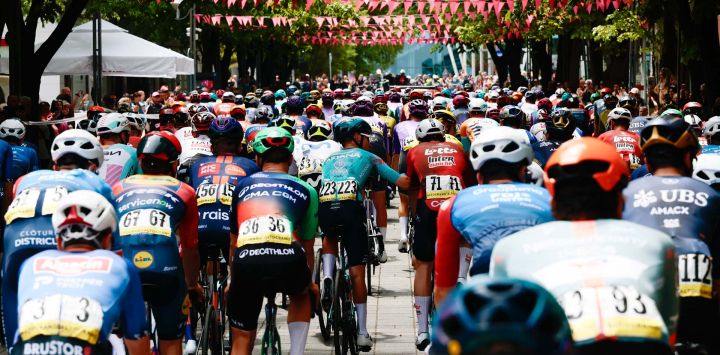 El pelotón compite durante la segunda etapa del Giro de Italia 2026, la primera vuelta ciclista del Tour de Italia, entre Burgas y Veliko Tarnovo (Bulgaria).