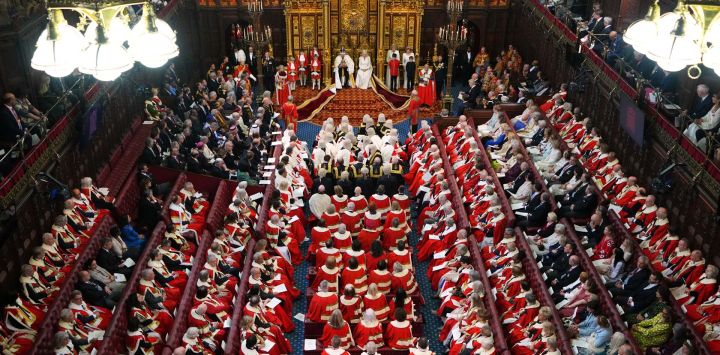 El rey Carlos III de Gran Bretaña, ataviado con la Corona Imperial y la Túnica de Estado, se sienta junto a la reina Camila en el Trono del Soberano en la Cámara de los Lores, durante la Apertura del Parlamento, en el Parlamento británico, en Londres.