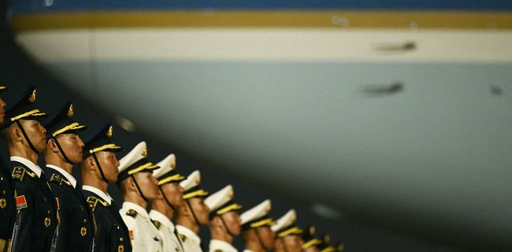 Guardias de honor militares chinos esperan la llegada del presidente estadounidense Donald Trump (no aparece en la imagen) al aeropuerto internacional de Pekín.