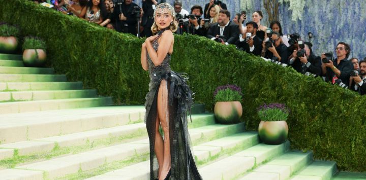 La cantante, compositora y actriz estadounidense Sabrina Carpenter llega a la Gala del Met 2026, que celebra el "Arte del Vestuario", en el Museo Metropolitano de Arte de Nueva York.
