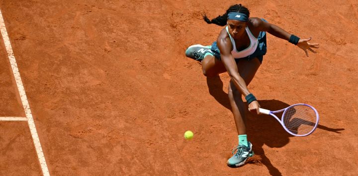 La estadounidense Coco Gauff devuelve un golpe a su compatriota Iva Jovic durante el torneo de tenis WTA Rome Open en el Foro Itálico de Roma.