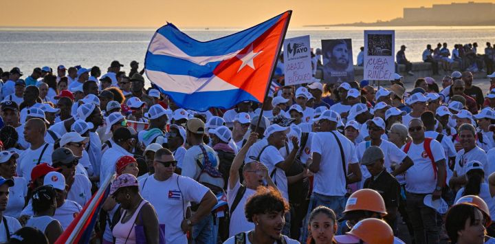 La gente marcha por el paseo marítimo de La Habana en la Plataforma Antiimperialista, frente a la Embajada de Estados Unidos en Cuba.