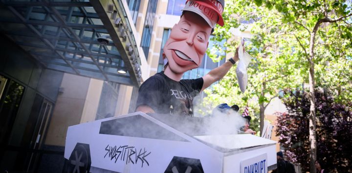 Manifestantes contra la IA corean consignas frente al tribunal federal durante el juicio de Elon Musk contra OpenAI en Oakland, California. Musk, fundador de Tesla y SpaceX, alega que Altman y el cofundador Greg Brockman malversaron sus donaciones de 38 millones de dólares cuando OpenAI abandonó su misión filantrópica y sin fines de lucro original para convertirse en el gigante con fines de lucro detrás de ChatGPT.
