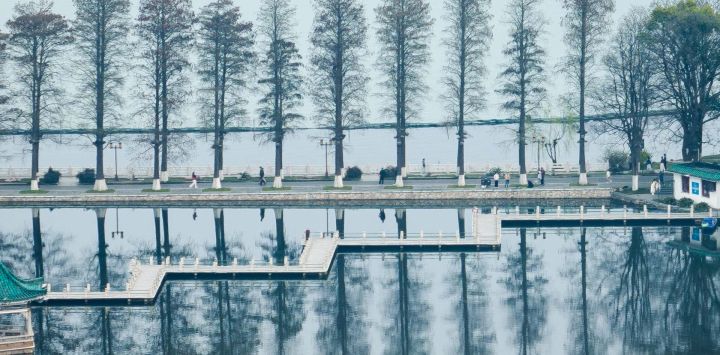 Vista aérea tomada con un dron de ciudadanos ejercitándose en una vía verde en el área escénica del Lago Este, en Wuhan, en la provincia de Hubei, en el centro de China.