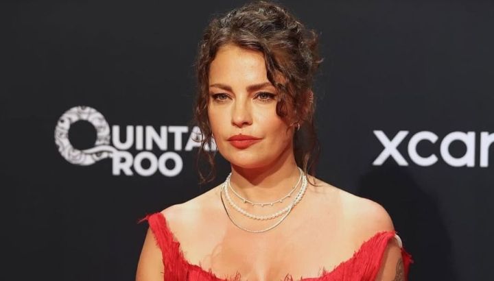 Ni tan delicada ni tan ruda: Dolores Fonzi demuestra por qué el "chunky chain" es el único accesorio que necesitás esta temporada