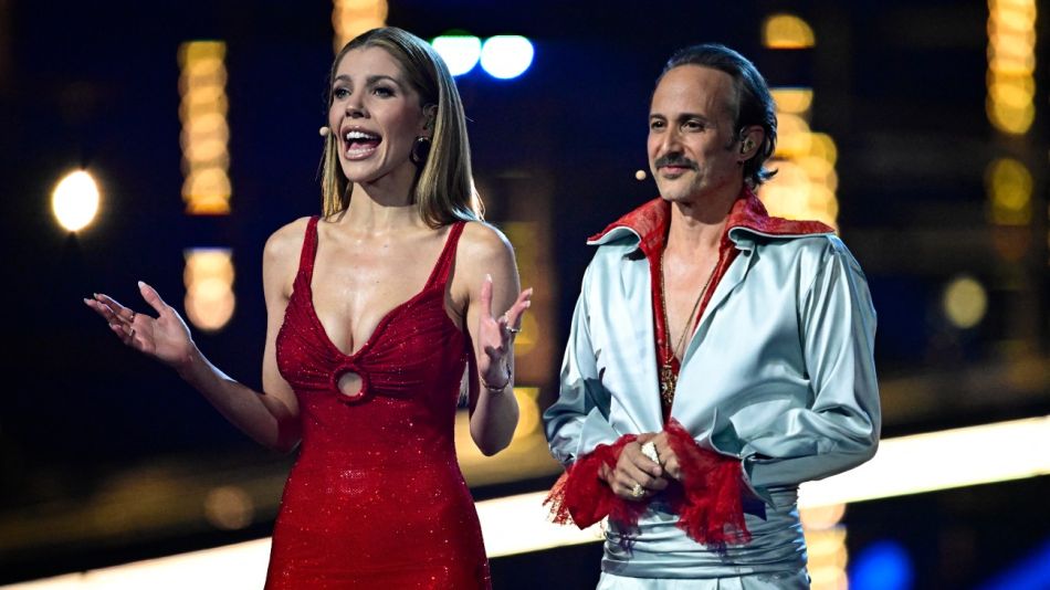 Los presentadores austriacos Victoria Swarovski y Michael Ostrowski en el escenario durante la primera semifinal del Festival de Eurovisión 2026